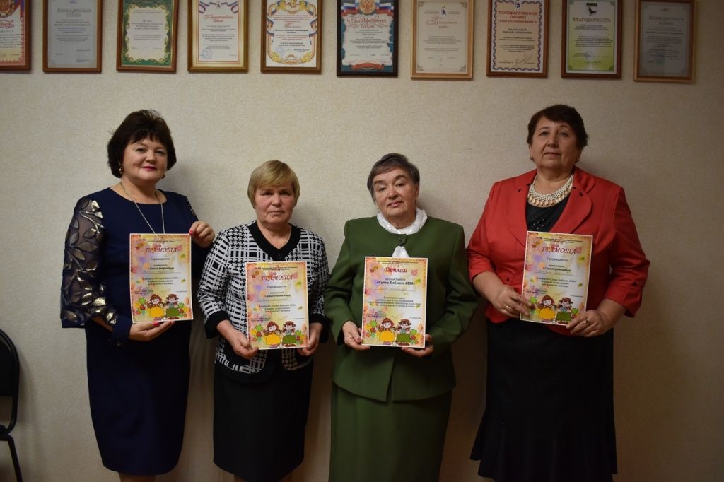 Каждая бабушка удостоилась звания - супер! (Фото предоставлено КЦСОН Мари-турекского района).