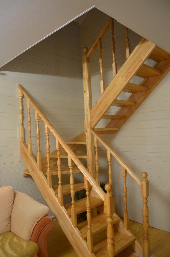 На второй этаж ведет красивая лестница.jpg