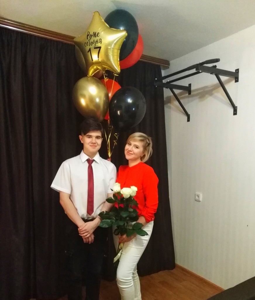 Молодая мама взрослого сына.jpg Молодая мама взрослого сына.jpg