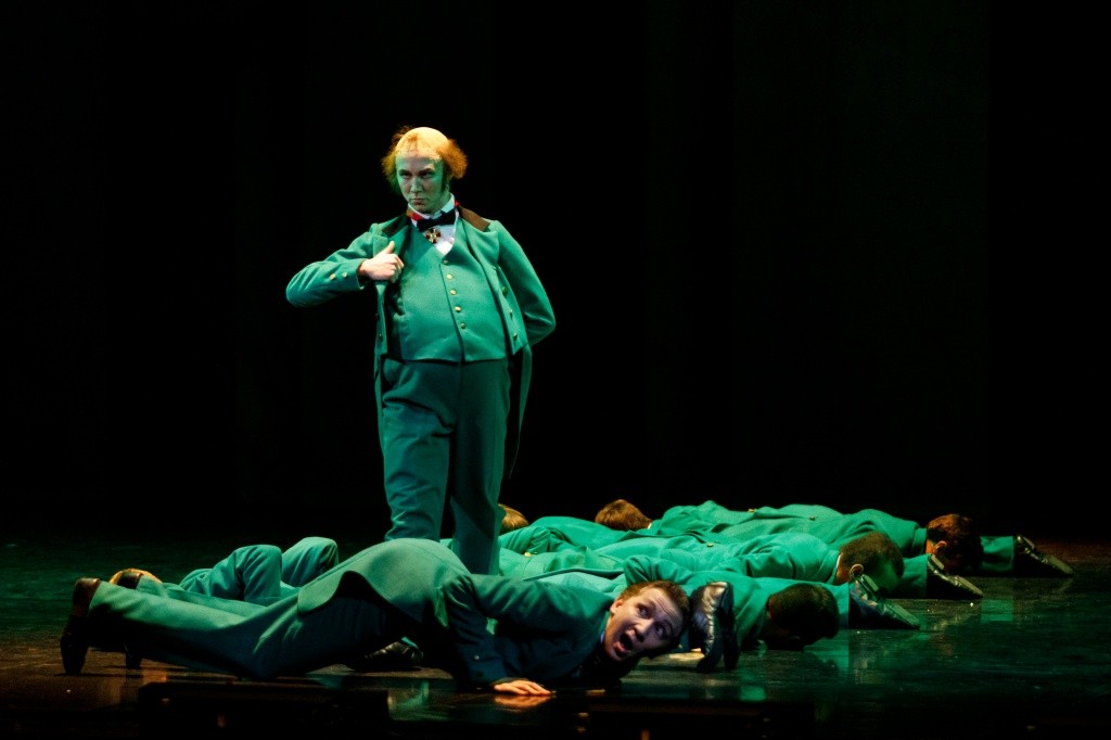 Роман Стариков в роли Модеста Алексеевича.jpg