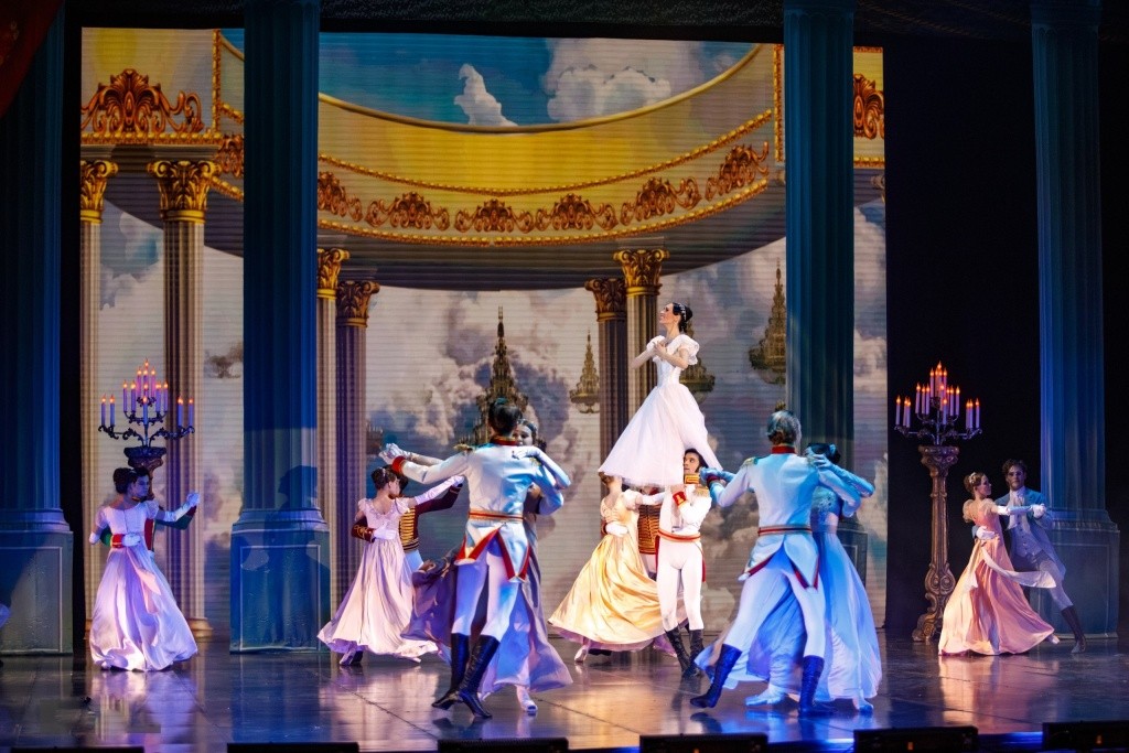 .jpg Войну и мир Толстого поставить на пуанты оказалось непросто, но возможно. Фото Евгения Никифорова.jpg