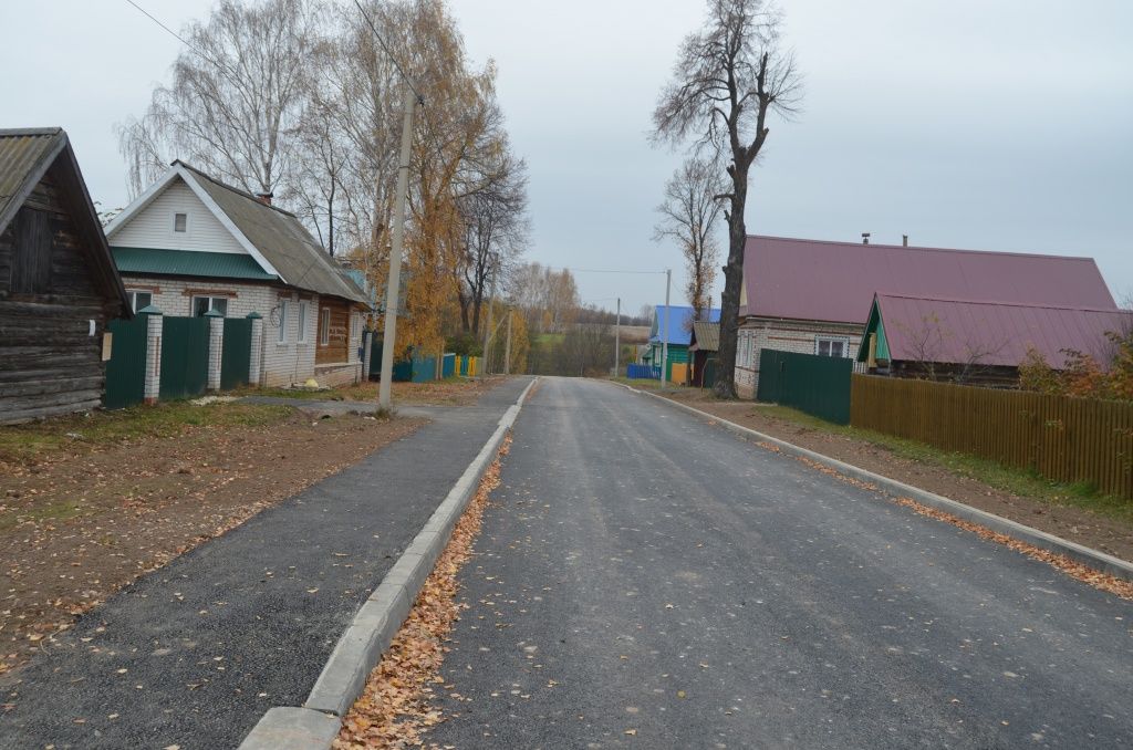 Вот так теперь выгляит проезд по деревне асфальтированные дорога и тротуар, ответвление к каждому дому.JPG