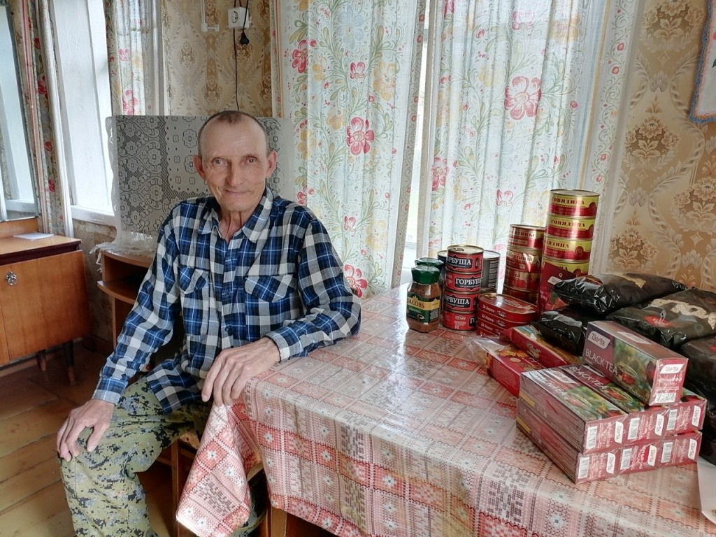 Пенсионер Анатолий Глушков, как и все, рад неожиданному подарку. (Фото предоставлено КЦСОН в Новоторъяльском районе). Пенсионер Анатолий Глушков, как и все, рад неожиданному подарку. (Фото предоставлено КЦСОН в Новоторъяльском районе).