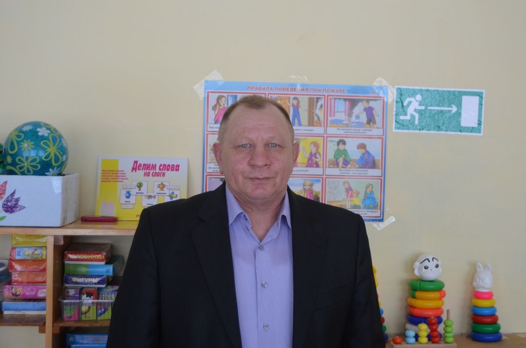 Директор школы Зулькафир Шакуров думает об открытии второй детсадовской группы.JPG