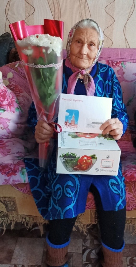 Несмотря на возраст, юбилярша по-прежнему полна оптимизма. (Фото предоставлено КЦСОН в Горномарийском районе).
