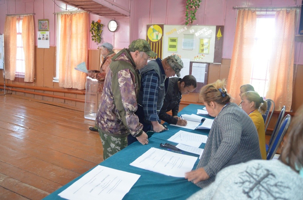 С утра дружно голосовали мужчины.JPG