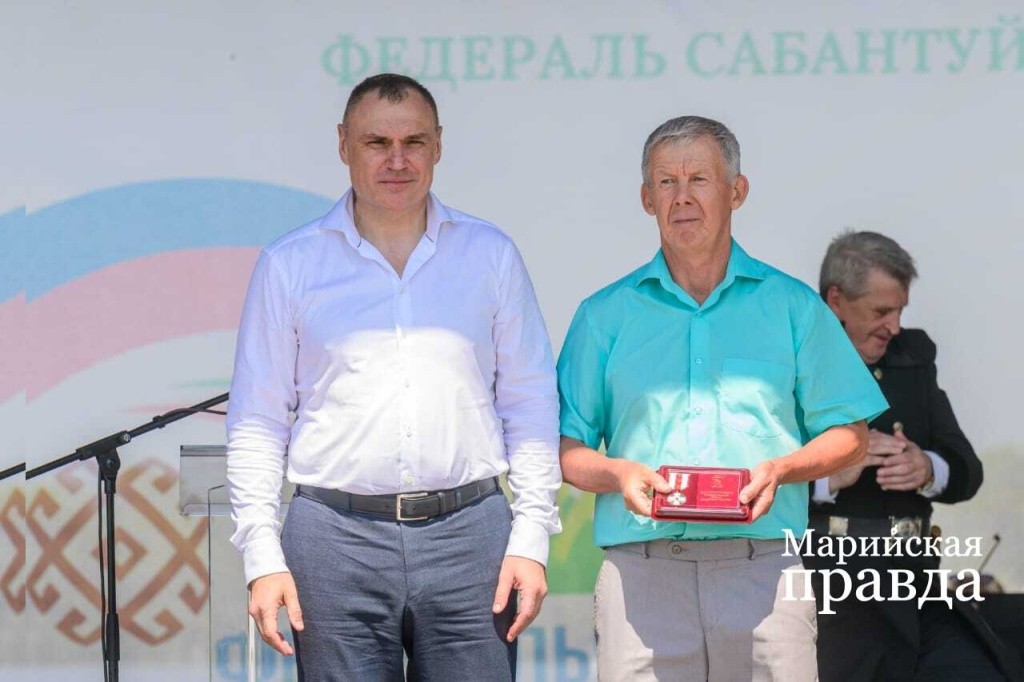 Глава Марий Эл Юрий Зайцев наградил Райхана Тимурханова медалью ордена За заслуги перед Марий Эл..jpg