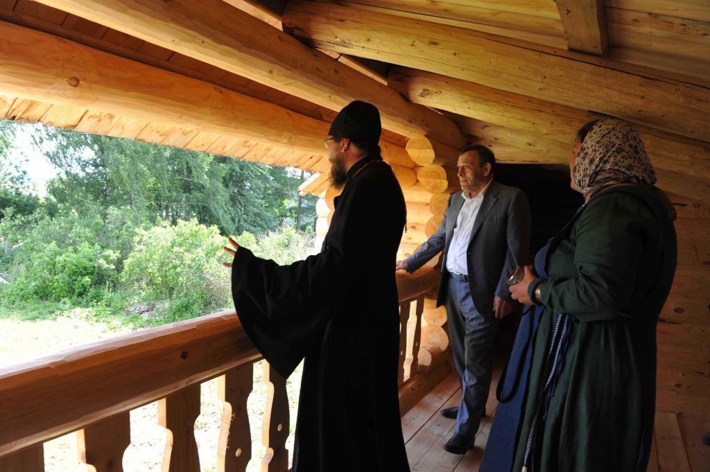 Александр Евстифеев на осмотре богатырской заставы.JPG