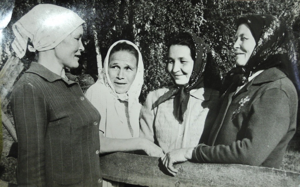 Всю жизнь проработала Татьяна Сидоркина на ферме. (На фото с бригадой - справа). Фоторепродукция Натальи Кулишовой,