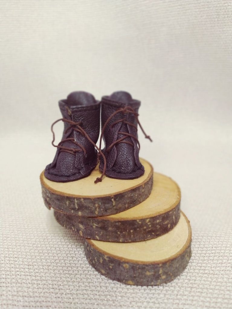 Деревянные спилы и обувь обязательный элемент кукол.jpg