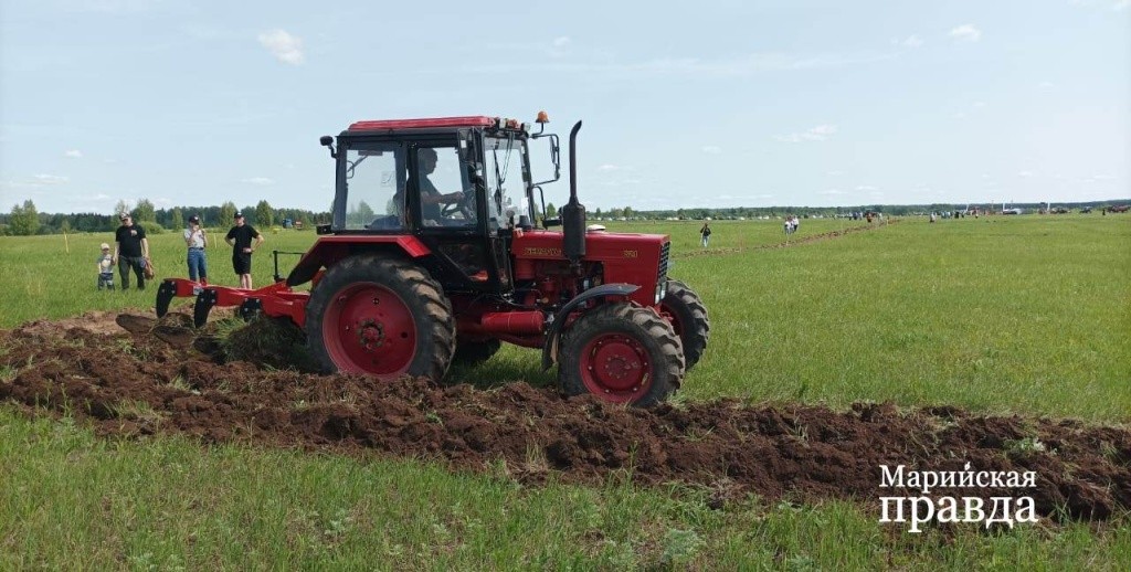Куженерский механизатор вспахал свой участок лучше всех1.jpg