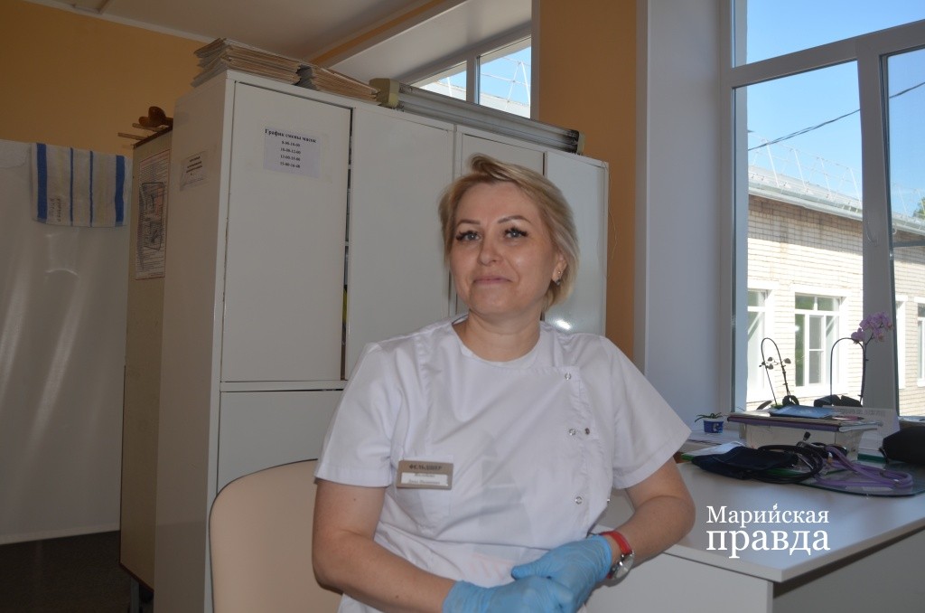 Медсестра Дина Жолобова редкий экзамен обходится без того, чтобы кому-то из выпускников не потребовалась помощь.jpg