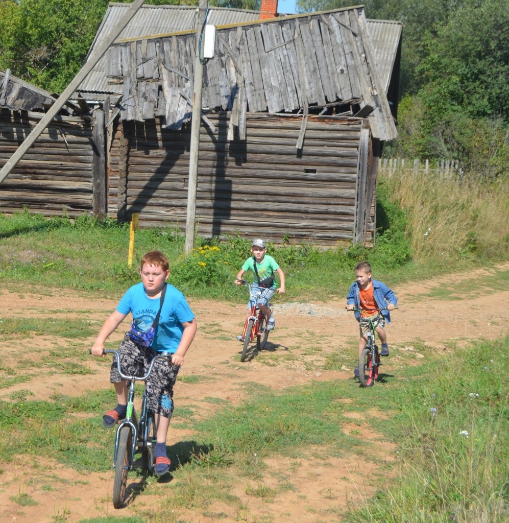 Это приезжие ребятишки - первого сентября здесь их уже не будет.JPG