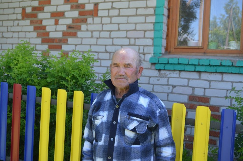 Если Анатолия Степановича побрить, то, пожалуй, больше 60 на вид ему не дашь.JPG