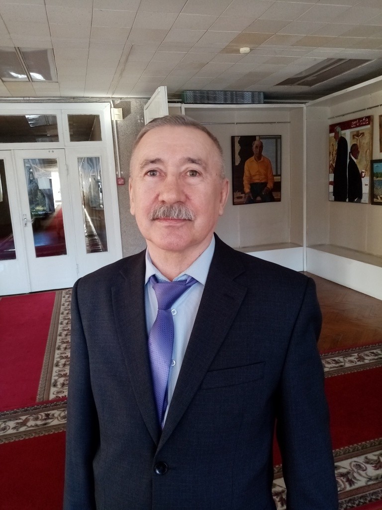 Николаю Мельникову на конференции вручили знак "Почетный ветеран РМЭ). (Фото Натальи Кулишовой). Николаю Мельникову на конференции вручили знак "Почетный ветеран РМЭ). (Фото Натальи Кулишовой).