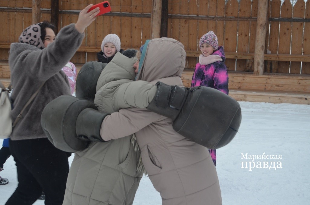 После каждого шуточного поединка обязательно обнимашки. После каждого шуточного поединка обязательно обнимашки 1.jpg