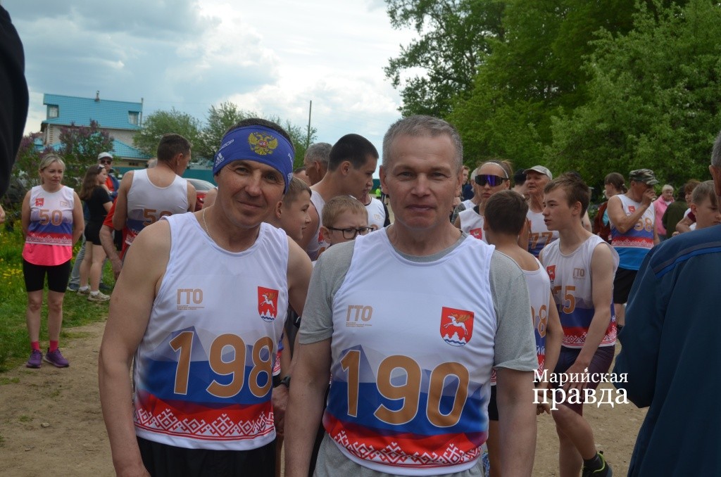 Главный организатор соревнований Юрий Афанасьев(на фото справа) тоже вышел на старт1.jpg