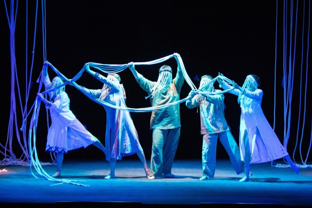 сцена из спектакля Йуксалче. режиссер- Анжела Тихонова.jpg