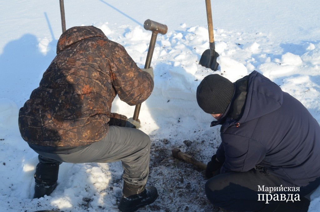 Земля очень сильно промерзла. поэтому на помощь приходит кувалда..jpg
