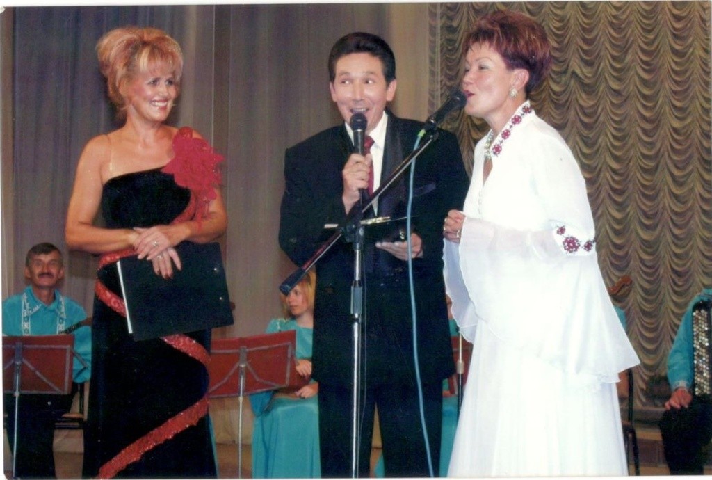 Аркадий Сергеев много лет ведет музыкальные концерты звезд марийской эстрады. С Людмилой Васютиной слева и нар.арт. РМЭ Раисией Даниловой.jpg