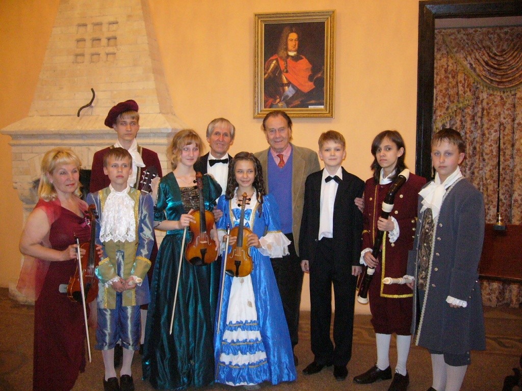 Ансамбль старинной музыки Эхо с графом Петром Шереметевым после выступления в Шереметевском замке.Фото предоставлено Василием Черновым.jpg Ансамбль старинной музыки Эхо с графом Петром Шереметевым после выступления в Шереметевском замке.Фото предоставлено Василием Черновым.jpg