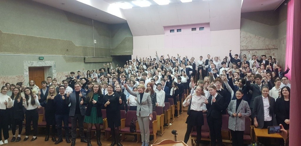 Общая фотография с гостями - традиция лицея. Фото Екатерины Роман. общее фото.jpg