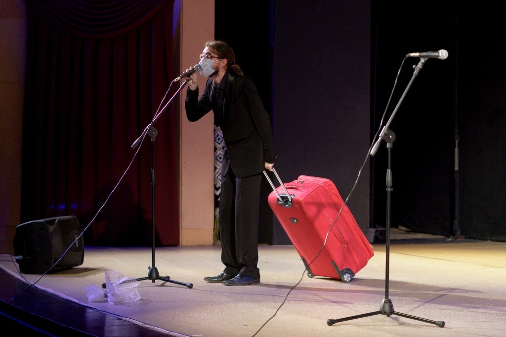 Органист Арсений Ушков в образе пианиста Сидорова. Фото Ивана Пичушкина.jpg