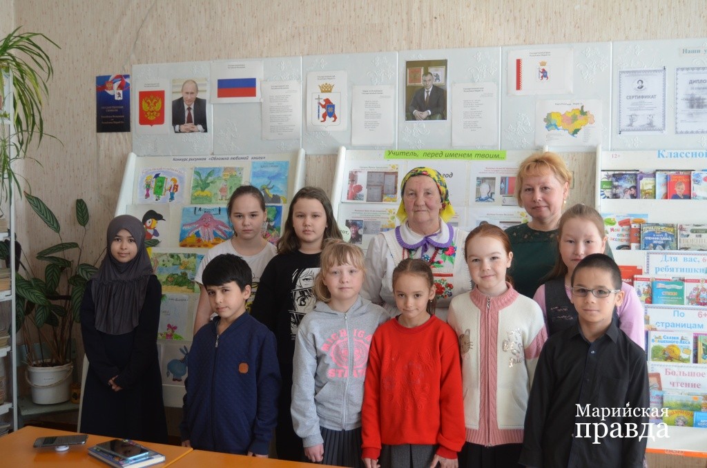 Фото вместе с хозяйкой библиотеки Надеждой Петуховой ..jpg