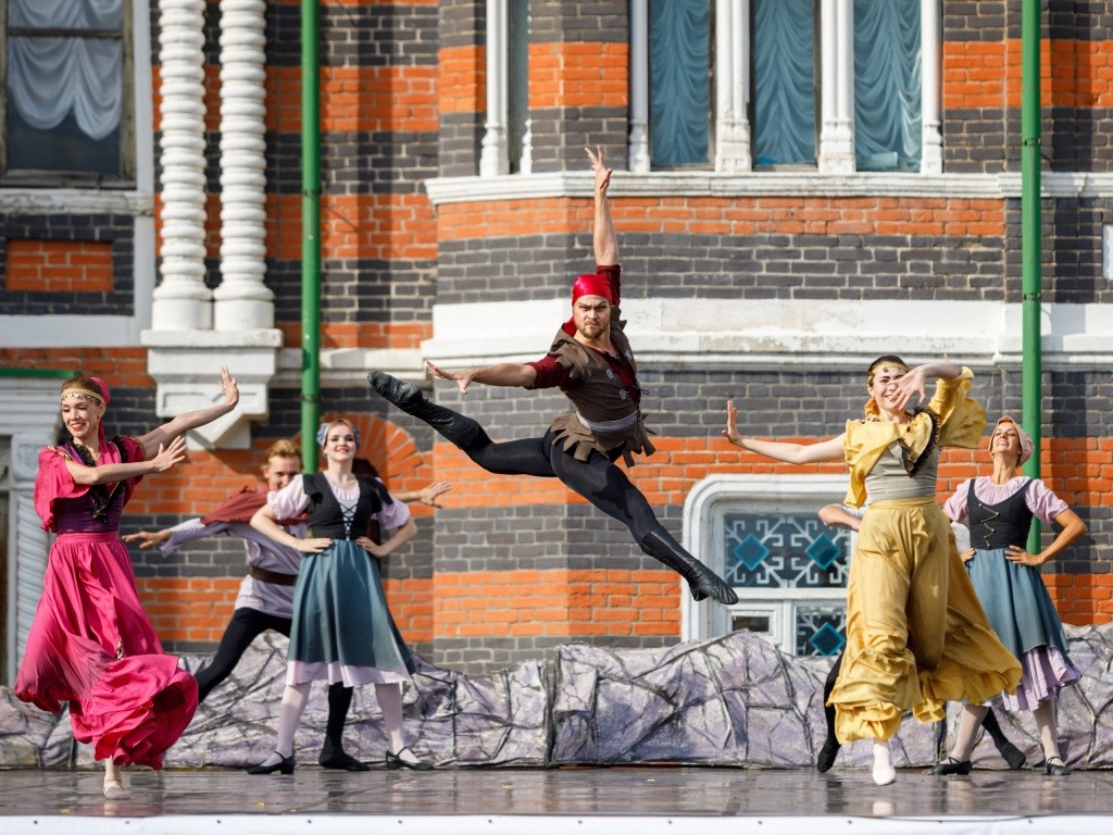 Сцена из балета Эсмиральда. Фото Евгения Никифорова.jpg