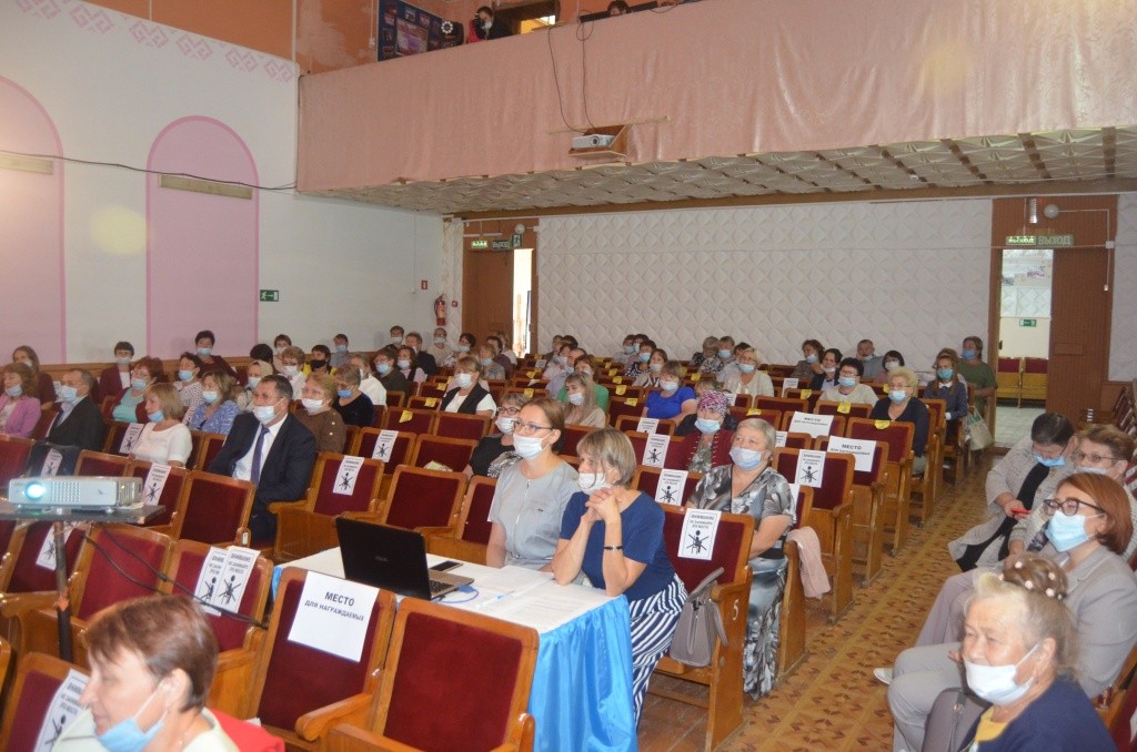 Судя по фото, видно, что мужчин среди педагогов в зале можно пересчитать по пальцам одной руки.JPG