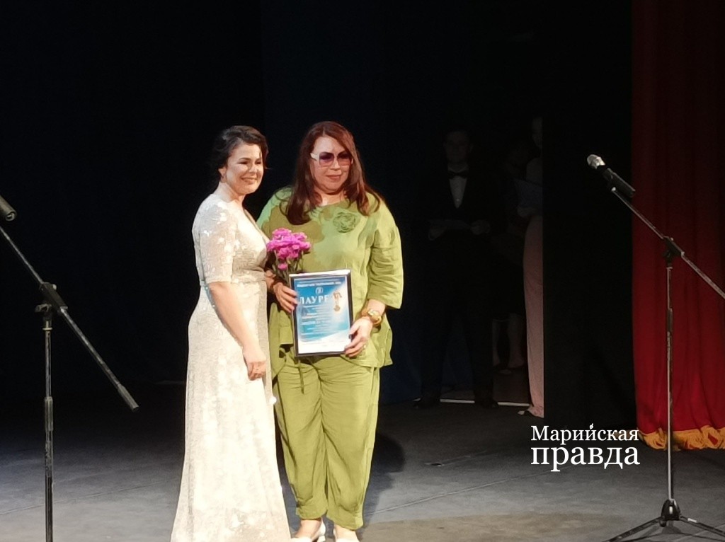 jpg Заслуженная артистка Калмыкии Людмила Мансурова - лауреат театральной премии в номинации Лучшая жеская роль в драматическом спек.jpg