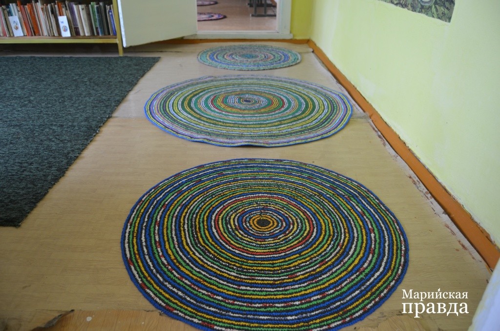 Вот такие яркие красивые коврики получаются по сути из мусора..jpg