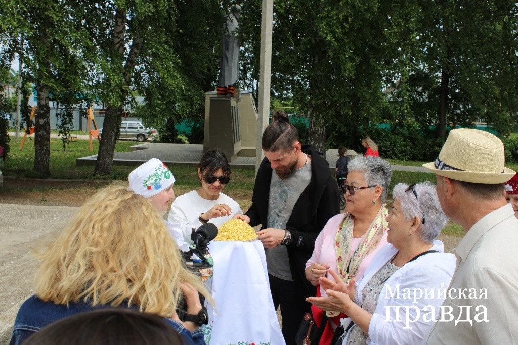 Гостей встречали чак-чаком. Гостей встречали чак-чаком 1.jpg