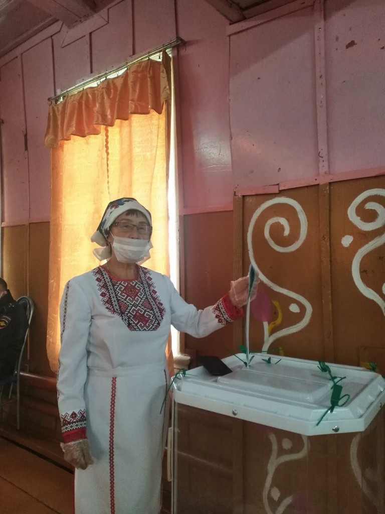 Нина Курочкина блеснула своим национальным костюмом. Нина Курочкина блеснула своим национальным костюмом.jpg