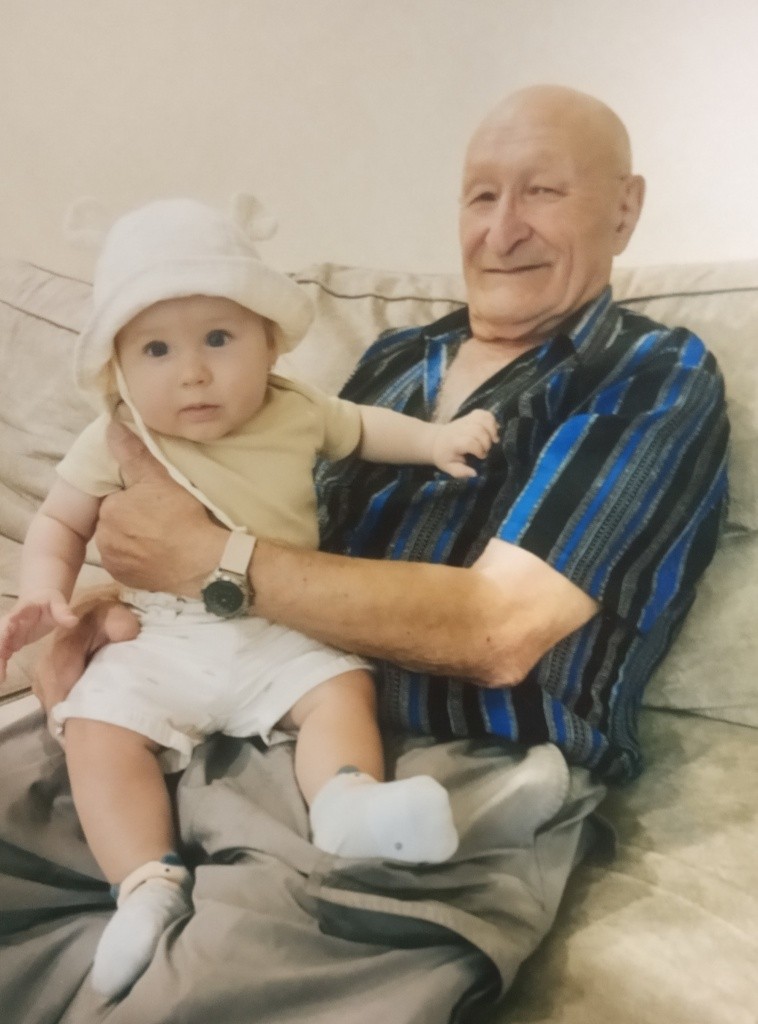 Наиль Габдулганиевич с правнуком. (Фото предоставлено Надеждой Костылевой).