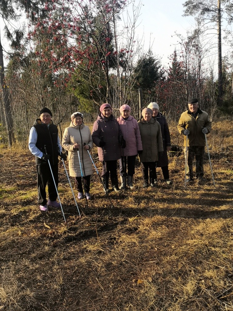 Минут за 10 мы затормозили для фотосессии целую компанию тренирующихся в лесу пенсионеров. Минут за 10 мы затормозили для фотосессии целую компанию тренирующихся в лесу пенсионеров.jpg