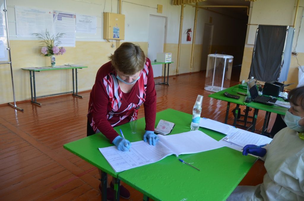 Раньше всех проголосовала Людмила Беляева.JPG