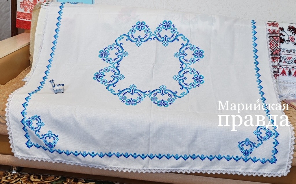 Уникальная новогодняя скатерть - ею накрывают стол всего один раз в год 1.jpg