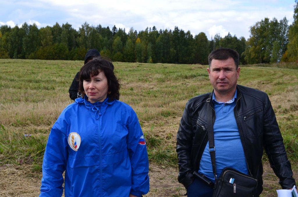 Заместитель директора станции агрохимической службы Любовь Гараева и руководитель ООО Тумьюмучаш Владимир Таныгин.JPG