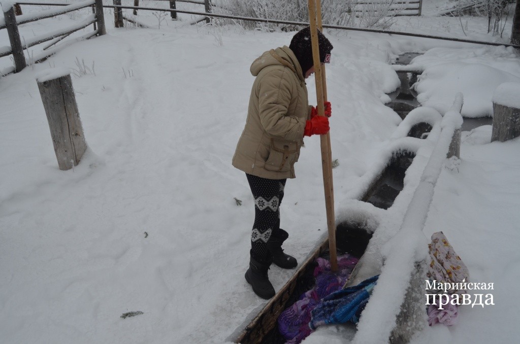 Вот так полощут белье зимой, когда очень холодно..jpg