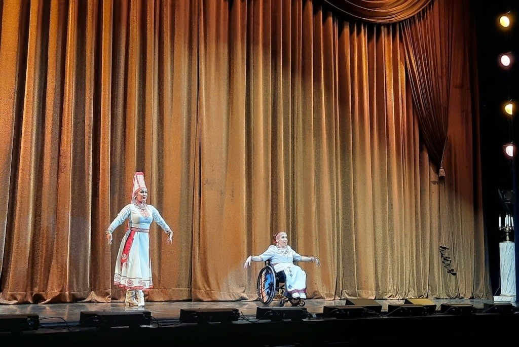 На сцене - инклюзивный проект "Жизнь в танцах". (Фото пресс-службы Минсоцразвития РМЭ).