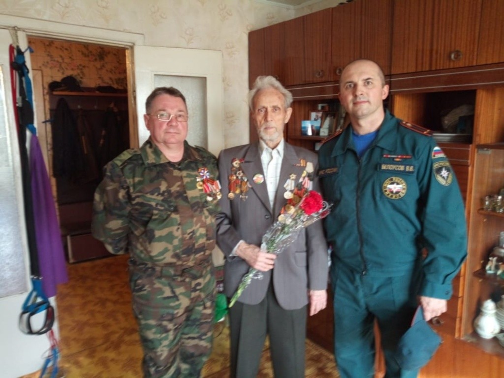 Спасибо всем ветеранам! (Фото из архива Владимира Белоусова).