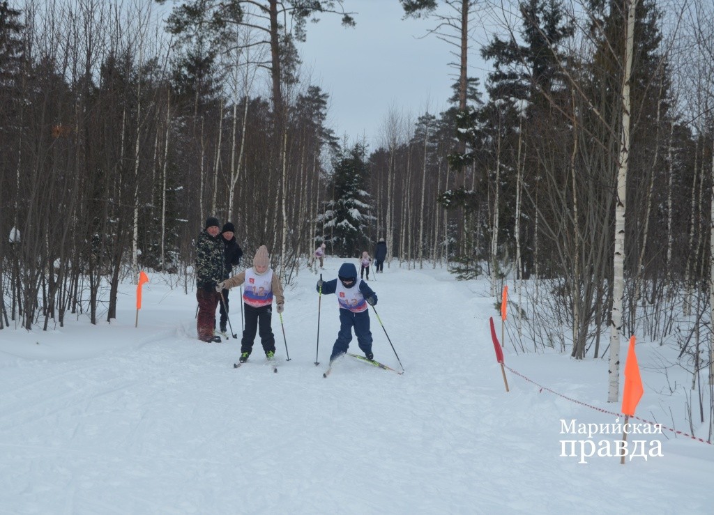 Юные лыжники финишируют, что называется, ноздря в ноздрю..jpg