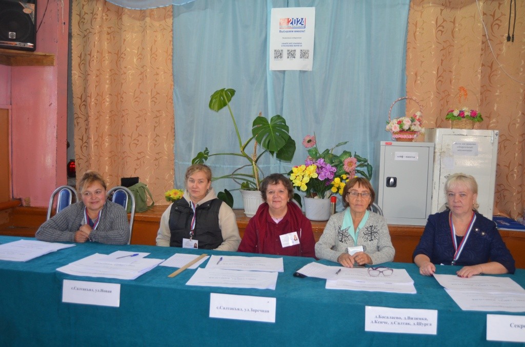 В комиссии только девушки.JPG