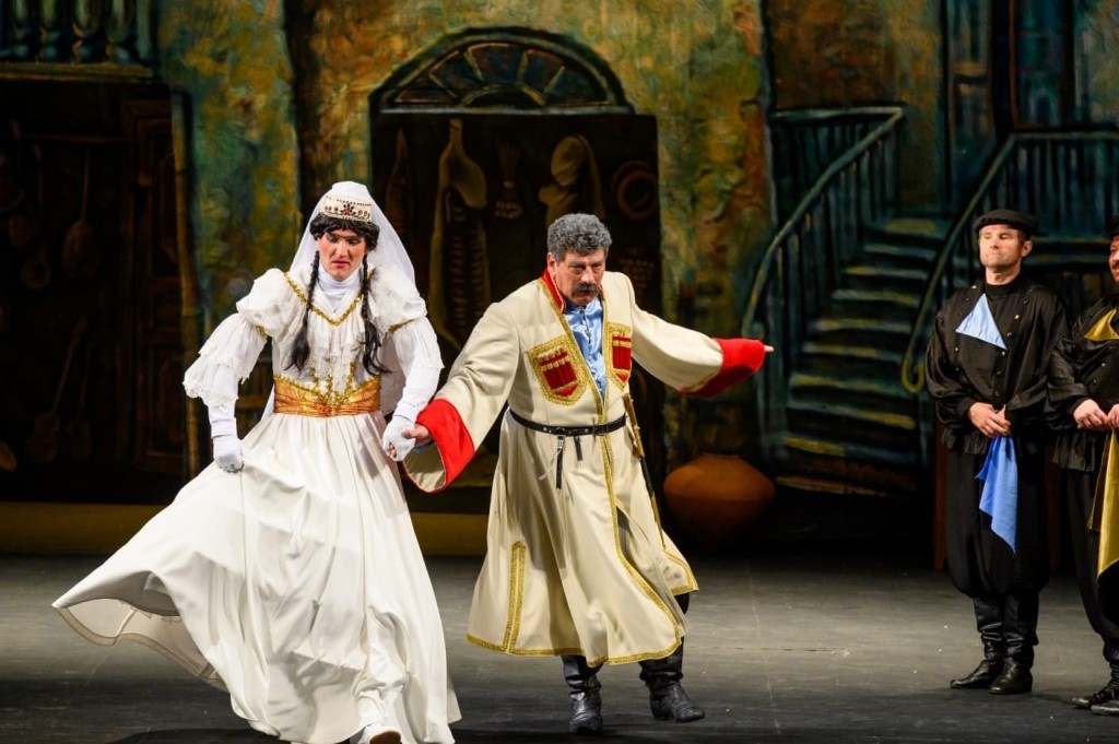 Появление этой парочки в комедии Ханума вызывает всегда бурю оваций. Гулико- Сергей Халтурин, князь - нар.арт. РТ Владимир Пряхин. Фото Ивана Пичушкина.jpg