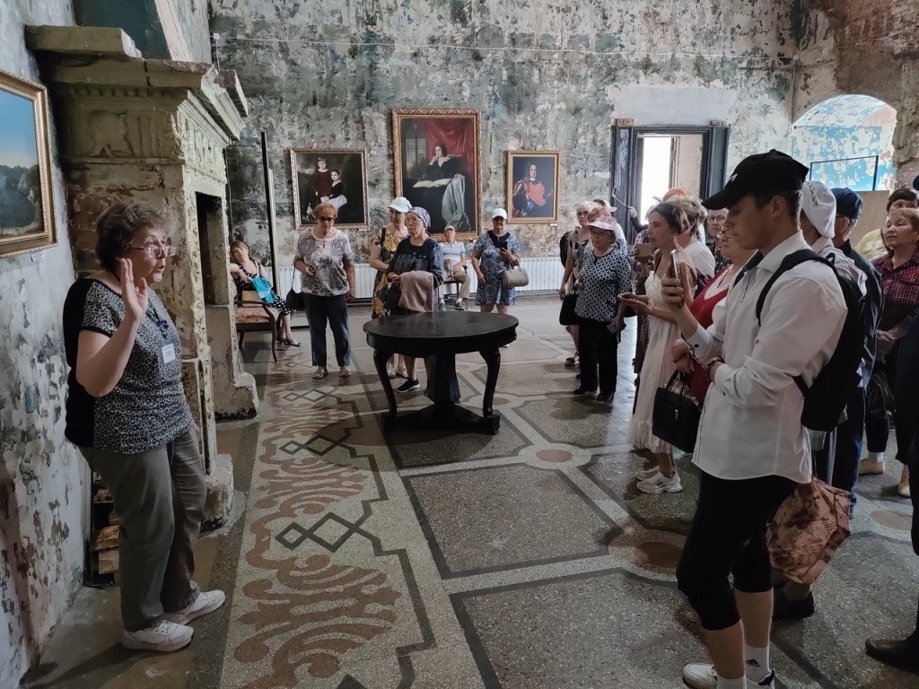 Гости были в восторге от экскурсии по замку. (Фото предоставлено МРО ВОИ).