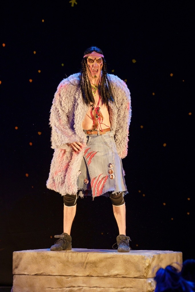 Спектакль Две стрелы. Ходок в исполнении Ильи Петрова добавил истории юмора и красок. Фото Ивана Пичушкина.jpg