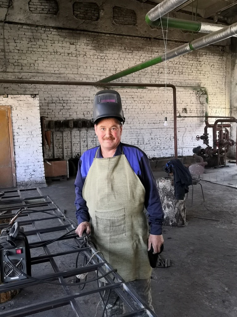 Теперь пролеты для ограждения варит местный умелец Любомир Кузьмин.jpg