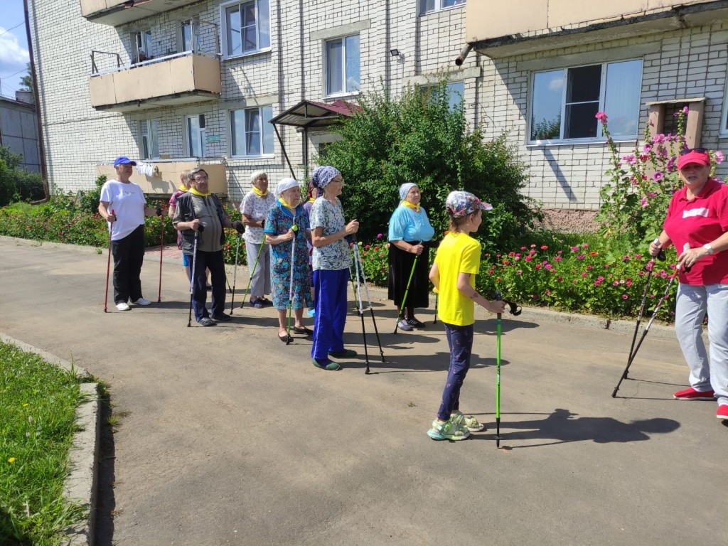 Скандинавская ходьба от многих хворей защитит. (Фото предоставлено Аленой Лочехиной).