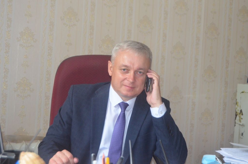 Заместитель председателя районного оперативного штаба Олег Попов чрезвычайная ситуация потребовала неординарных решений.JPG